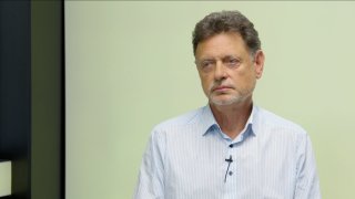 „Českým médiím nevěřím. Blbá blondýna u profesora je dobrý formát. Ve válce jsou strašné peníze, zbrojit víc nepotřebujeme.“ – Vadim Petrov
