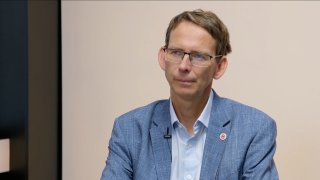 „USA naslouchají Tel Avivu kvůli sionistické lobby. Írán odmítá sankce. To, že byl pár týdnů od výroby jaderné zbraně, je lež. Izrael si je pořídil načerno.“ – Petr Drulák.