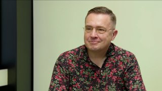 „Čapí hnízdo je triumf dotační politiky, bitcoinová kauza je neomluvitelná. Křik na Fialu je nacvičené PR. Babiš převzal roli sociální demokracie.“ – Roman Šmucler