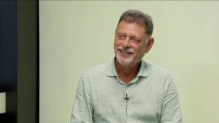 „Turek se hledá, Macinka vyrostl a je nekompromisní. Pavla dorazil Babiš. Pecková kvůli politice přichází o kredit umělkyně. V Praze je bordel a chaos.“ – Vadim Petrov
