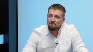 „Sedm let jsem abstinující alkoholik. Pití je bohužel společenská norma i skryté tabu. Nejhorší závislost je alkohol, závislým se nedá věřit.“ – Lukáš Farský