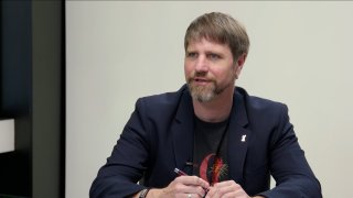 „Kdyby Trump zavadil prstem o Pavla, byl by to najednou ohromný úspěch. EK nasadí na sociální sítě neziskovku. Macinka se o Motoristech s Klausem nebaví.“ – Petr Kolář