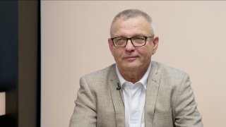 „Fiala píše dopis, Merz s Ficem mluví, Slovensko boduje. EU selhává v migraci. Sankce proti Rusku narážejí na Čínu.“ – Lubomír Zaorálek