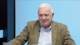 „Trump zatřásl světem, odpůrci zmlkli, ale přijde veliký protiútok. Ukrajina je největší obětí války USA a Ruska. Zelenský si o ponížení řekl.“ – Václav Klaus