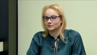 „Fiala zahodil Green Deal, teď straší Ruskem. EU na válečné vlně torpéduje Trumpovy mírové snahy. ČT rejžuje, ale názory poplatníků ji nezajímají.“ – Karolina Stonjeková