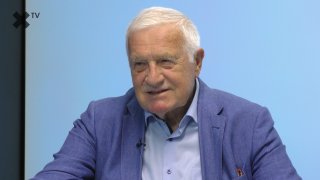 „Fico bojuje proti odslovenštění Slovenska. Západ potřebuje vyvážit, ale vliv zemí BRICS přeceňujeme. Absurdní nákup stíhaček na dluh je tragickým omylem. ČR je nejukrajinštější země světa, nemám z toho radost.“ – Václav Klaus