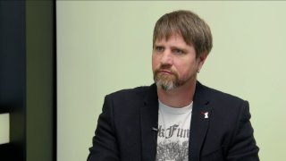 „V Německu se už nedá učit německy. Díky blackoutu lidé vědí, že je Vlček ministrem. Fiala dělá legraci místo Pazderkové, ale neví to. Okamura má agilní slimáčky.“ – Petr Kolář