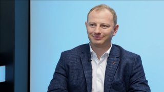 „Z daní se platila média a neziskovky prosazující migraci. Miliony šly na zelený islám. Hrozí, že ženy nebudou moci řídit a studovat.“ – Ondřej Knotek