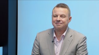 „EU nám přidělí zbraně, za které zaplatíme nájem. Přibližují nás k válce. Nerudová se odpojila od reality, Foltýn je pozér.” – Jindřich Rajchl