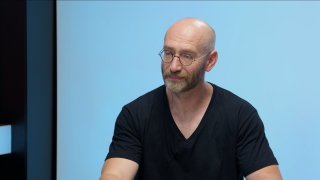 „Mezi Pavlem a vládou probíhá studená občanská válka. Skutečná ústava zní: kdo má víc moci, rozhoduje. Vláda má ovládnout policii, BIS, ČT i univerzity.“ – Petr Hampl