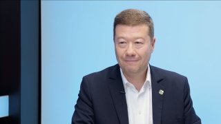 „Hrozí mi tři roky vězení, ale neodvolám. Migrační pakt přidělí do Česka nelegální migranty. Za názory dnes letíte z práce.“ – Tomio Okamura