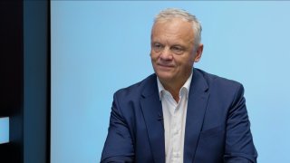 „Praha neumí investovat. Poplatky za veřejnoprávní média mají zaniknout. Humanitární pomoc ano, peníze na zbraně pro Ukrajinu ne.“ – Miroslav Ušatý