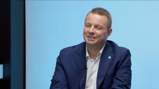 „Dozimetrová krakatice sahala i k zakázkám ve VZP. Ústavní soud si naběhl do Pavlovy pasti. Prezident má Zelenskému odebrat Řád Bílého lva.“ – Jindřich Rajchl