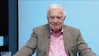 „Německo je karikaturou demokracie. Fiala si vymýšlí obsazení ČR. Green Deal ničí ekonomiku nesrovnatelně víc než Trumpova cla.“ – Václav Klaus