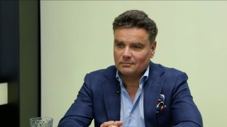 „Decroix je podvodnice a šméčkařka, kauzu kryjí další kauzou. ČT je barák leváků. Vrací se osmdesátky, budou se stříhat vlasy.“ – Petr Holec
