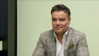 „Soudí se účelově, vrací se totalitní jazyk, SPD mohou zakázat. Z armády se stává politická divize vlády. Fialu už si nejde spojit s ničím pozitivním.“ – Petr Holec