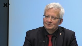 „ČT vstupuje do politiky, soud rozhodl, že jednala nezákonně. Je trapné, že ředitel Dvořák zatlouká informaci starou 6 let. Dohoda s USA je nerovná smlouva.“ – Zdeněk Koudelka