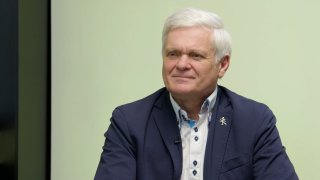 „Nový papež je další vítězství Trumpa. ČT platíme všichni, ale slouží jenom Fialovi. Armádní dobrovolníci mají mít zdarma řidičák.“ – Vlastmil Tlustý