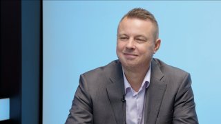 „Fiala absolutně zradil národní zájmy. K Rusku mám neutrální vztah, sankce jsou nesmysl. Dva miliony lidí jsou na hranici chudoby.“ – Jindřich Rajchl