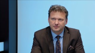 „Korespondenční volba je kočkopes. Odrazuje složitostí, zatím se zaregistrovalo jen 14 tisíc Čechů. Do Prahy volí Afrika a Asie.“ – Radek Vondráček