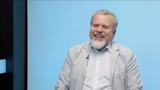 „Za sucho nemůže oxid uhličitý, ale špatná péče o krajinu. Denně mizí jedenáct hektarů zemědělské půdy. Politikům chybí odvaha stavět vodní díla.“ – Jan Skalický