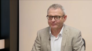 „Trump vítá Putina s otevřenou náručí a tím ho legitimizuje. EU utrpěla geopolitickou porážku. Zelenského pozice padá, Ukrajinci mají plné zuby korupce.“ – Lubomír Zaorálek