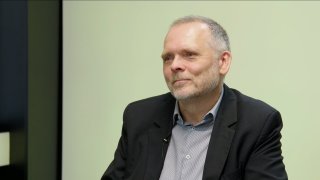 „Obžaloba Okamury je nešťastná, zveřejnil pravdu, SPD roste. Decroix vyvádí psí kusy. Trump chce Nobelovu cenu za mír.“ – Miroslav Korecký