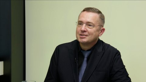 „Česko utlumuje výrobu energie, bez proudu je konec. Babiš je ve střetu zájmů, lidé to věděli a zvolili ho. Zmrazit peníze za volbu AfD by byl konec EU.“ – Roman Šmucler