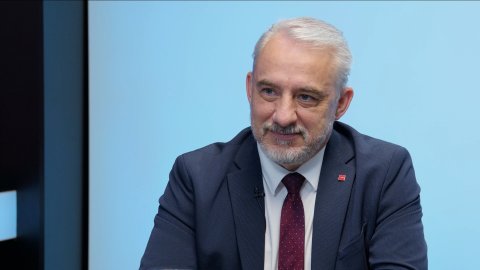 „Ve fungující demokracii by vláda dávno odstoupila. Politika připomíná žumpu. Bitcoinová kauza by neprošla ani ve filmu.“ – Josef Středula