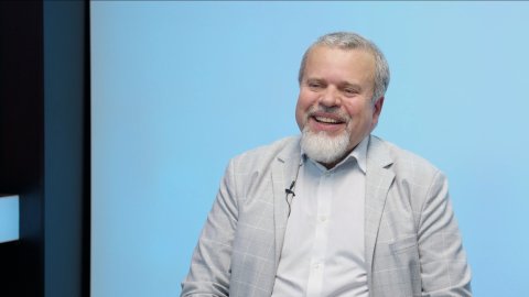 „Za sucho nemůže oxid uhličitý, ale špatná péče o krajinu. Denně mizí jedenáct hektarů zemědělské půdy. Politikům chybí odvaha stavět vodní díla.“ – Jan Skalický