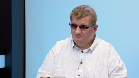 „Koncesionářské poplatky mi nepřijdou spravedlivé. Handicapovaný umělec nemá v komerčních médiích šanci. Podvodníci spoléhají na mlčení obětí.“ – Radek Žalud