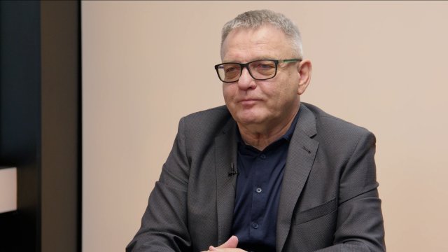 „Ukrajina Trumpovi překáží v obchodech s Ruskem. Evropa umí jen zbraně, peníze a sankce. Představa, že Putin padne, byla od začátku lichá.“ – Lubomír Zaorálek