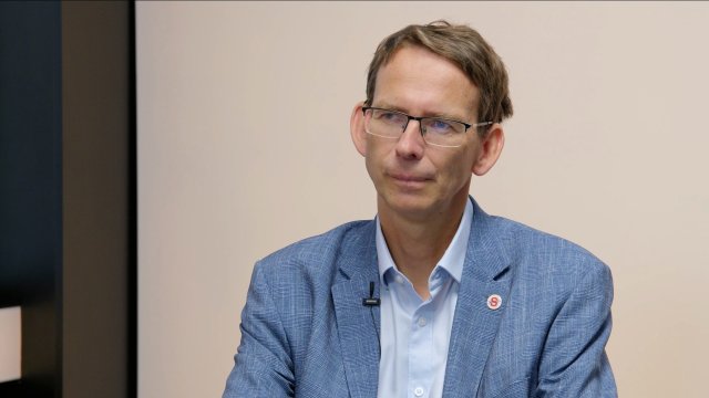 „USA naslouchají Tel Avivu kvůli sionistické lobby. Írán odmítá sankce. To, že byl pár týdnů od výroby jaderné zbraně, je lež. Izrael si je pořídil načerno.“ – Petr Drulák.