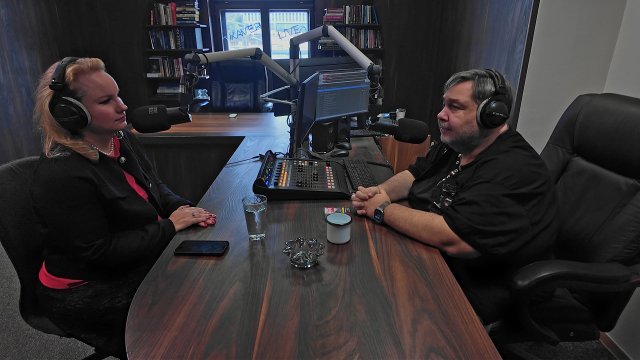 Xaver spřádá plány na Hrad, Karol a Merkelová na procházce a volby začaly