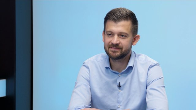 „Piráti jsou strůjci dopravního pekla v Praze. 205 miliard na účtech města je neproinvestovaných, ne našetřených. S Hřibem si do koalice nesednu.“ – Jan Hušbauer