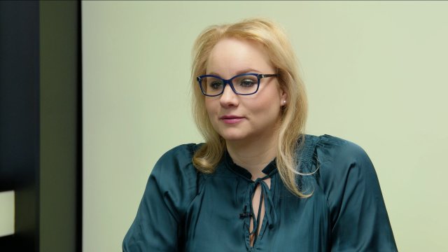 „Fiala zahodil Green Deal, teď straší Ruskem. EU na válečné vlně torpéduje Trumpovy mírové snahy. ČT rejžuje, ale názory poplatníků ji nezajímají.“ – Karolina Stonjeková