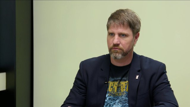 „Vyslat Pavla do OSN byl dobrý tah. Paní Eva mi dech nevyrazila, Madonna vypadá jinak. Vražda Nowaka je příšerná. Doufám, že v ČT dojde na spacáky.“ – Petr Kolář
