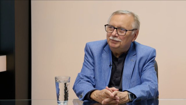 „USA se snaží vysát, co se dá, a začínají praktikovat kolonialismus. Po roce 1945 prohrály všechny velké konflikty. Trump se ve válce s Íránem dostal do pasti.“ – Oskar Krejčí