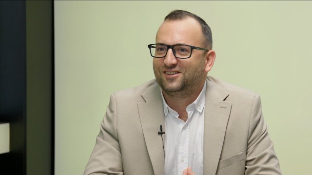 „Pavlova legenda o člověku z lidu skončila tryskáčem. Pravda a láska se sjednotí v nenávisti vůči ANO. Představa pádu Ruska do čtyř týdnů byla propaganda.“ – Thomas Kulidakis