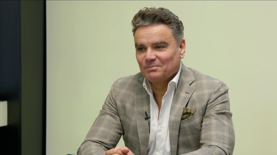 „ČT a rozhlas bych zprivatizoval, jinak vypnul. TOP 09 a lidovci jsou v kómatu. Půjčky Ukrajině nejsou půjčky, odepisují se už při odeslání.“ – Petr Holec