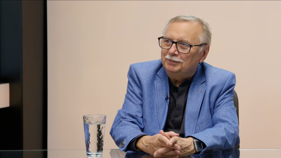 „USA se snaží vysát, co se dá, a začínají praktikovat kolonialismus. Po roce 1945 prohrály všechny velké konflikty. Trump se ve válce s Íránem dostal do pasti.“ – Oskar Krejčí